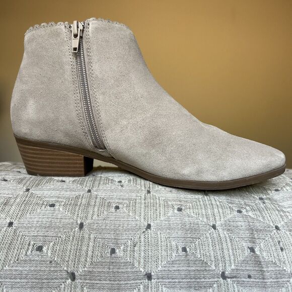 Jack Rogers Kali Taupe Tan Suede Ankle Boot Booties Bow Side Zip Women’s 7.5 - 8 - Picture 3 of 16